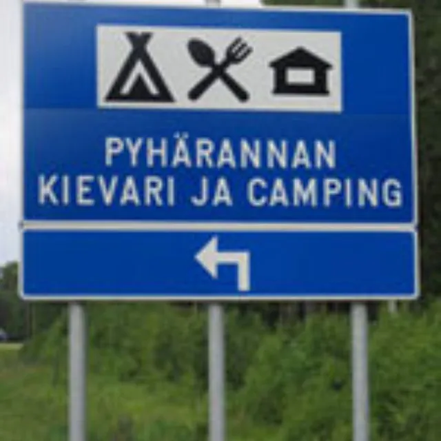 Opastekyltti Pyhärannan Kievari ja Campingiin