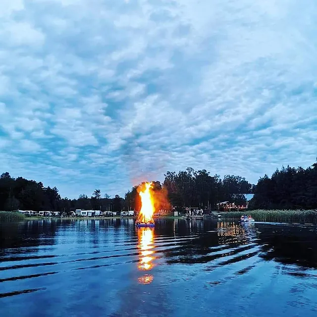 Juhannuskokko vesillä