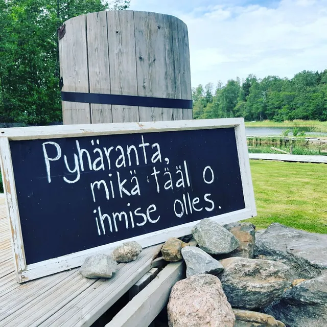 Kyltti kivien vieressä